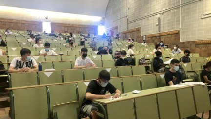 Un grupo de estudiantes realiza un examen en Unizar.