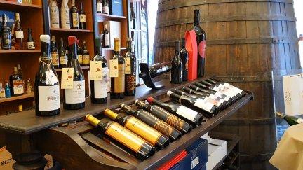 Imagen del interior de la Enoteca Khantaros.