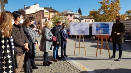 El consejero de Vertebración, José Luis Soro, y el alcalde de Huesca, Luis Felipe, este jueves durante la presentación del proyecto frente al solar del antiguo cuartel de La Merced. (GOBIERNO DE ARAGÓN)