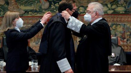 El magistrado Enrique Arnaldo (c) toma posesión como nuevo juez del Tribunal Constitucional ante el presidente saliente del órgano, Juan José González Rivas. (EFE)