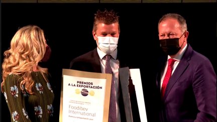 El representante de Foodibev International recoge el premio Gran Empresa.