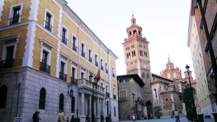 El Ayuntamiento de Teruel, con la catedral al fondo. (Foto: Turismo de Aragón)
