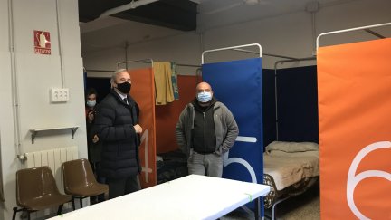 El alcalde de Zaragoza, Jorge Azcón, en el Albergue Municipal. (Foto: Europa Press)