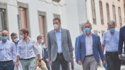 El presidente del Cabildo de La Palma, Mariano Hernández Zapata; el presidente del Gobierno, Pedro Sánchez, y el presidente de Canarias, Ángel Víctor Torres, tras la reunión del Comité Director del Plan de Prevención de Riesgo Volcánico en Canarias (Pevolca). (EP)
