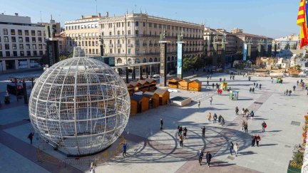Imagen de la plaza del Pilar, donde se trabaja montando los escenarios navideños.