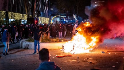 Una moto arde durante las protestas de este viernes en Róterdam (Países Bajos). (Foto: EFE)