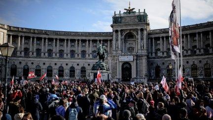 Manifestantes en Viena (Austria) contra las restricciones por la COVID-19. (EFE)