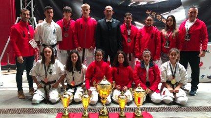 El equipo aragonesa que ha participado en el Mundial de Kyokushin posa con sus trofeos.