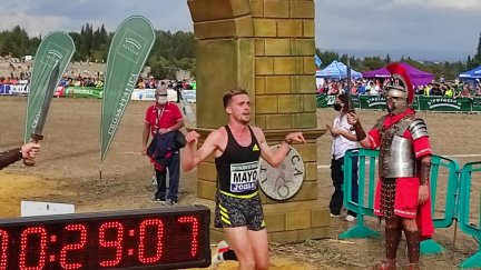 Carlos Mayo, tras cruzar la línea de meta del Cross de Itálica.