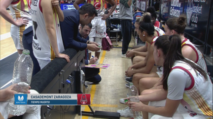 Carlos Cantero da instrucciones a sus jugadoras en un instante del encuentro.