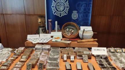Drogas, dinero en efectivo y herramientas incautadas en la operación. (Policía Nacional)
