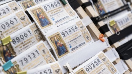 Varios décimos de la administración de lotería Doña Manolita, en Madrid. (EP)