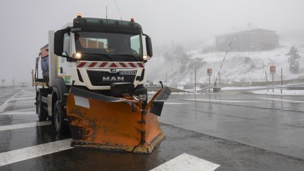 Una máquina quitanieves (EP).