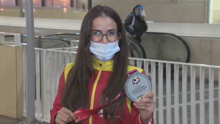Raquel Roy posa en la estación Delicias de Zaragoza con su medalla de plata conquistada en el Mundial.