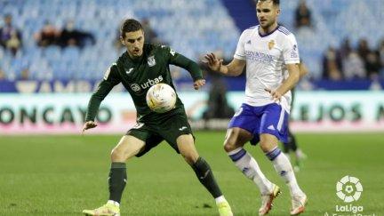 Álvaro pugna con un rival. Foto: LaLiga.