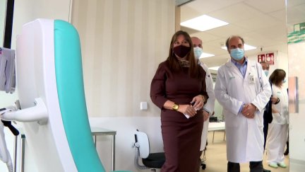 La consejera de Sanidad, Sira Repollés, junto al gerente del Clínico durante la visita de este lunes al nuevo hospital de día.