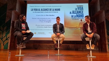 El futbolista Álex Sánchez, en el centro, durante la presentación de su nuevo libro. A la derecha, su amigo y también futbolista, Ander Herrera.