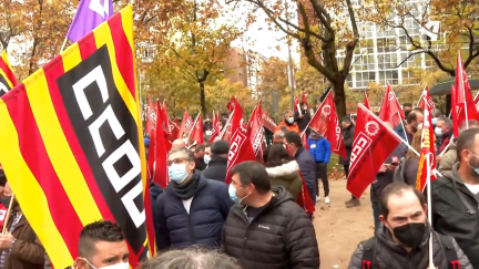 Más de medio millar de trabajadores del sector de la automoción se han concentrado este lunes ante el Ministerio de Industria.