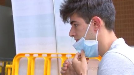 Un joven se realiza una prueba diagnóstica.
