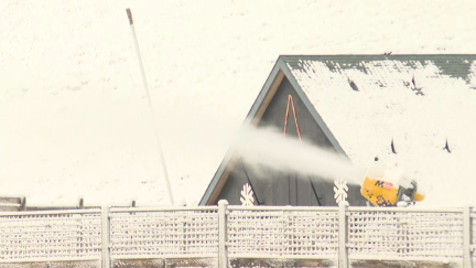 El frio está permitiendo fabricar más nieve en las estaciones.