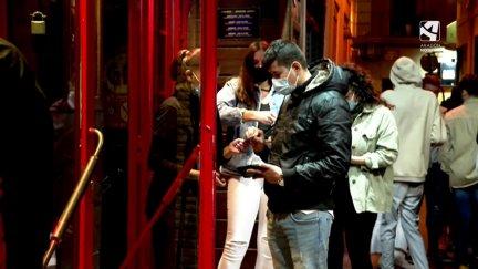 Un joven muestra su documentación en el acceso a un local de ocio nocturno.