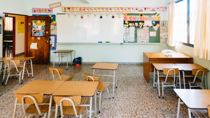 Aula de infantil vacía sin niños (Canva).