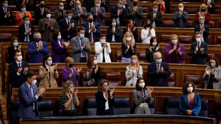 Pedro Sánchez aplaude junto al resto de la bancada del Gobierno. (Foto: EFE)