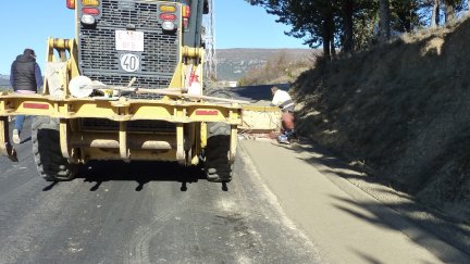 Los trabajadores, realizando el hormigonado de cunetas. (Foto: DPZ)