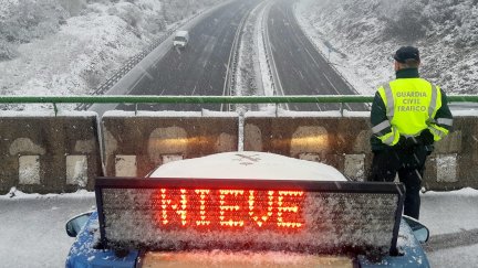 Un coche de Tráfico avisa del peligro por nieve a los conductores. (Foto: Europa Press)