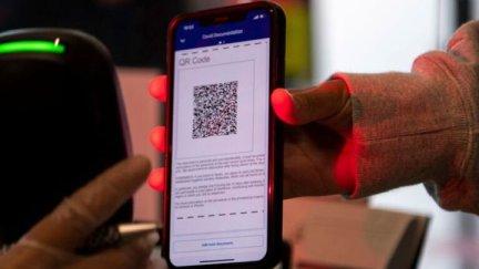 Una chica muestra su pasaporte COVID en el teléfono móvil. (Foto: EFE)