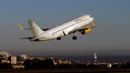 Un avión despega desde el aeropuerto de A Coruña. EFE.