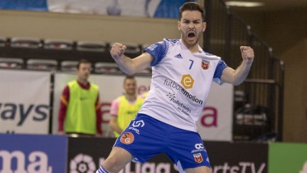 Javi Alonso celebra un gol con el Fútbol Emotion Zaragoza.