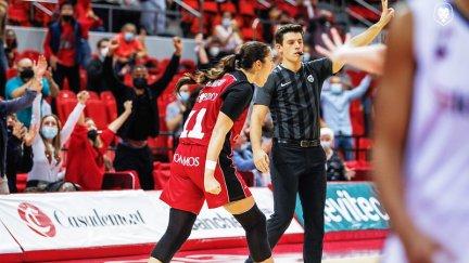 Vega Gimeno celebra en el último partido del Casademont Zaragoza en el Príncipe Felipe. Foto: Casademont Zaragoza