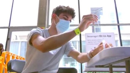 Un joven se realiza una prueba diagnóstica.