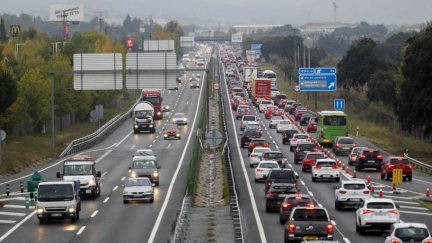 Imagen de coches circulando durante el pasado puente de Todos los Santos. / Foto: EP