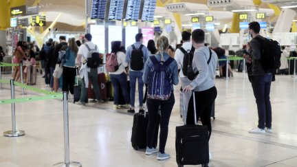 Varios pasajeros en la terminal T4 del Aeropuerto Adolfo Suárez - Madrid Barajas. / Europa Press