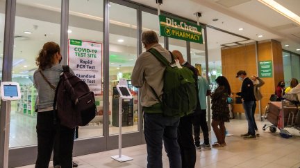 Viajeros esperan en el aeropuerto de Cape Town, en Sudáfrica, para hacerse una PCR. (EFE).