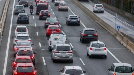 Decenas de coches, circulando por una carretera. /Foto: Europa Press
