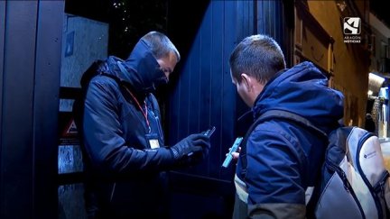 Un joven muestra su pasaporte covid para acceder a un local de ocio nocturno en Zaragoza.