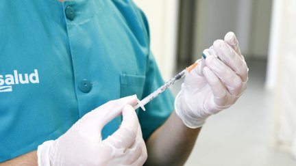 Un sanitario, extrayendo una dosis de la vacuna contra la COVID-19. / Foto: Europa Press