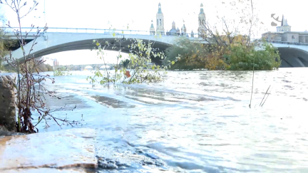 Crecida del rio Ebro a su paso por Zaragoza capital.