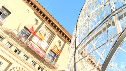 Bola gigante de Navidad de doce metros instalada en la plaza del Pilar de Zaragoza.