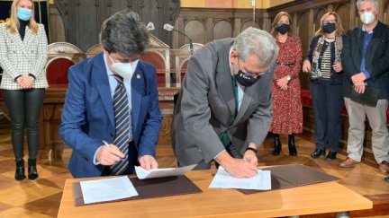 El alcalde de Huesca, Luis Felipe, y el rector, José Antonio Mayoral, firman el convenio.