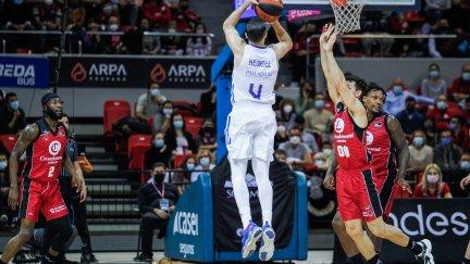 Heurtel tira un triple ante la defensa de San Miguel.