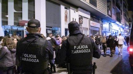 Dos agentes del dispositivo especial que se ha desplegado esta madrugada (Foto: Daniel Marcos).