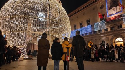 Iluminación de la bola gigante de la plaza del Pilar (Zaragoza) / Foto: Europa Press