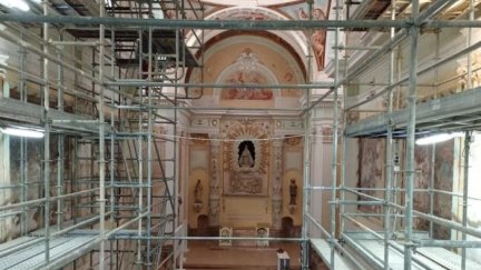 Se ha instalado un gran andamio, para llevar a cabo la restauración de las pinturas (Foto: Europa Press).