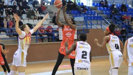 Tiro de dos de una jugadora del Ensino Lugo ante la defensa de varias jugadoras del Casademont. Foto: Ensino Lugo.