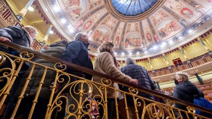 Ciudadanos visitando el Congreso de los Diputados en una de las jornadas de puertas abiertas durante el Puente de la Constitución. / Europa Press.