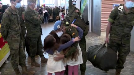 Un militar español abraza a sus hijas en el aeropuerto de Zaragoza.